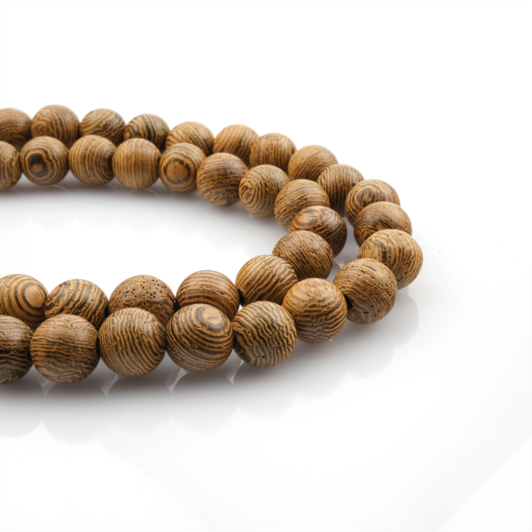 Kahverengi ağaç taşı, doğal ahşap tonlarını yansıtan sıcak enerjisiyle denge, huzur ve istikrar sağlayan; bileklik, kolye ve tesbih tasarımlarında tercih edilen toptan doğal taş dizi.
