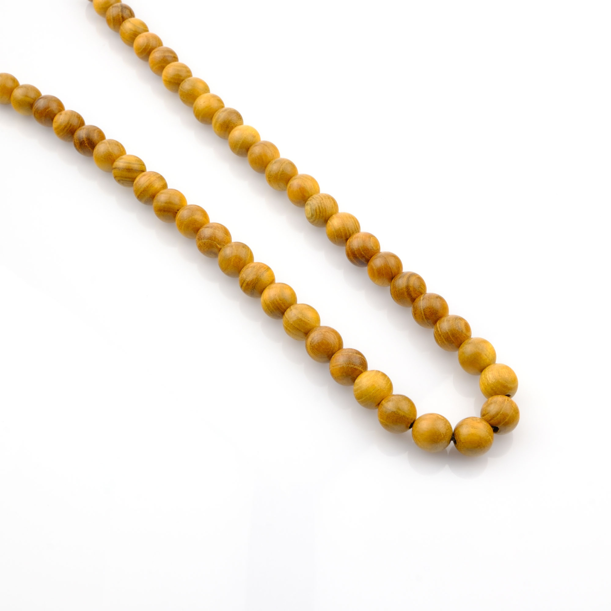 Kahverengi ağaç taşı, doğal ahşap tonlarını yansıtan sıcak enerjisiyle denge, huzur ve istikrar sağlayan; bileklik, kolye ve tesbih tasarımlarında tercih edilen toptan doğal taş dizi.