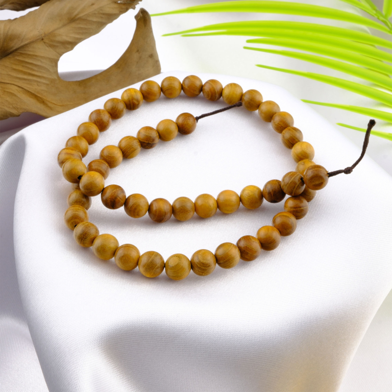 Kahverengi ağaç taşı, doğal ahşap tonlarını yansıtan sıcak enerjisiyle denge, huzur ve istikrar sağlayan; bileklik, kolye ve tesbih tasarımlarında tercih edilen toptan doğal taş dizi.