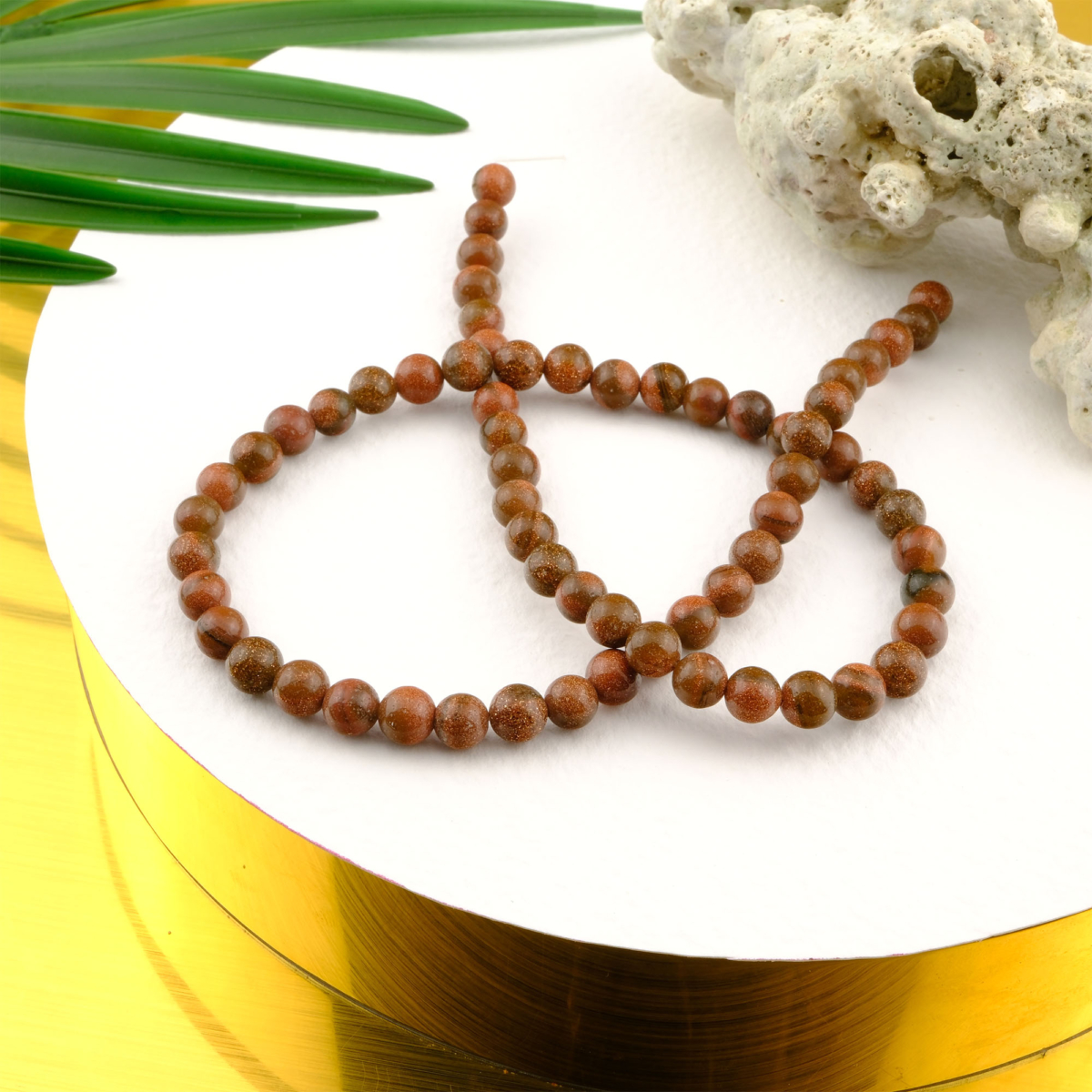 Kahverengi Yıldız Taşı doğal taş dizi 6mm – sıcak kahverengi tonları ve yıldızlı ışıltısıyla özgüven, denge ve huzur enerjisi sunan toptan doğal taş dizi