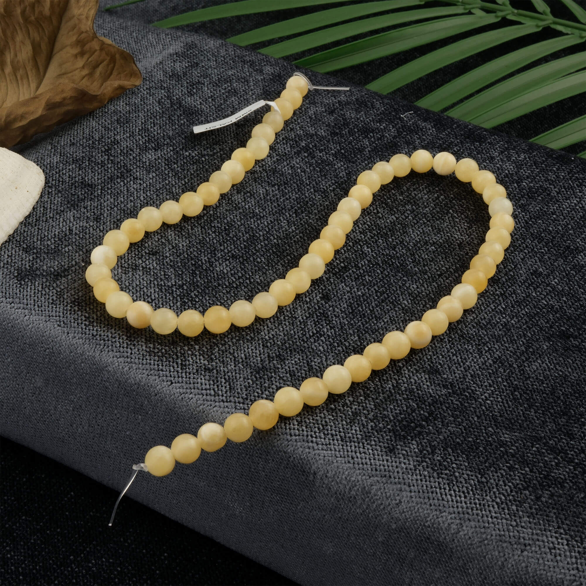 Kalsit 6mm toptan doğal taş dizi – açık sarı tonlarıyla enerji temizliği ve canlılık sağlayan taş; bileklik ve kolye tasarımlarında zarif bir görünüm sunar.