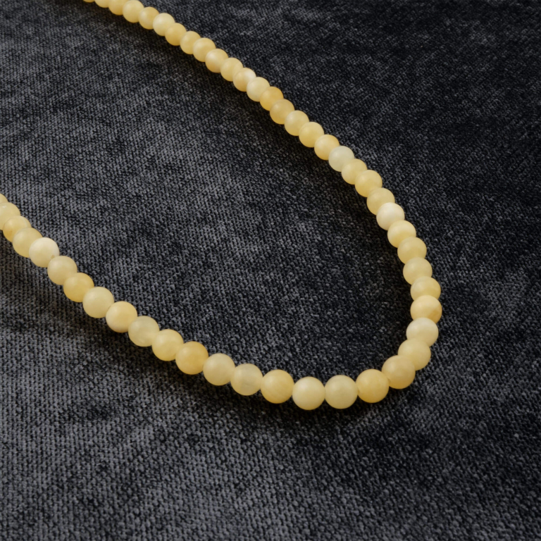 Kalsit 6mm toptan doğal taş dizi – açık sarı tonlarıyla enerji temizliği ve canlılık sağlayan taş; bileklik ve kolye tasarımlarında zarif bir görünüm sunar.