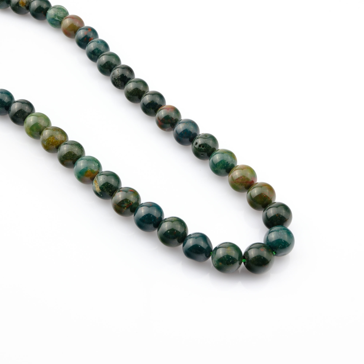 Kan Taşı doğal taş dizi 10mm – koyu yeşil zemin üzerindeki kırmızı benekleriyle cesaret, canlılık ve koruma enerjisi sunan toptan doğal taş dizi.