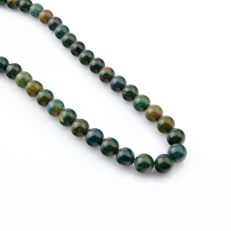 Kan Taşı doğal taş dizi 10mm – koyu yeşil zemin üzerindeki kırmızı benekleriyle cesaret, canlılık ve koruma enerjisi sunan toptan doğal taş dizi.