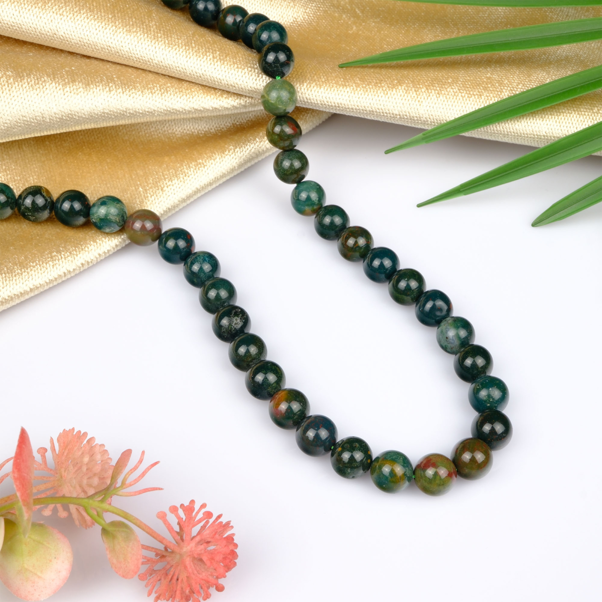 Kan Taşı doğal taş dizi 10mm – koyu yeşil zemin üzerindeki kırmızı benekleriyle cesaret, canlılık ve koruma enerjisi sunan toptan doğal taş dizi.