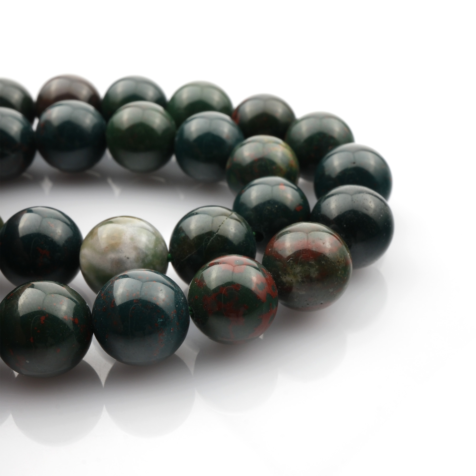 Kantaşı doğal taş dizi 10mm – yeşil zemin üzerine kırmızı damarlarıyla kök çakrayı güçlendiren, bileklik ve kolye tasarımlarına enerji katan toptan doğal taş dizi