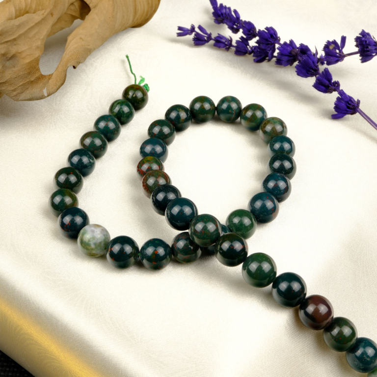 Kantaşı doğal taş dizi 10mm – yeşil zemin üzerine kırmızı damarlarıyla kök çakrayı güçlendiren, bileklik ve kolye tasarımlarına enerji katan toptan doğal taş dizi