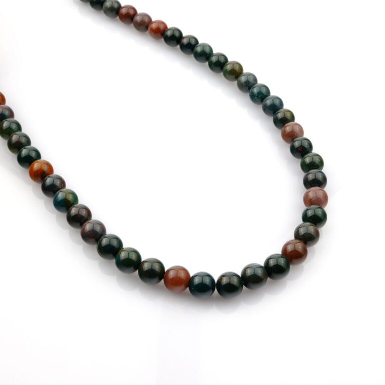 Kantaşı doğal taş dizi 8mm – koyu yeşil zemin üzerindeki kırmızı benekleriyle canlılık, cesaret ve koruma enerjisi yayan toptan doğal taş dizi.