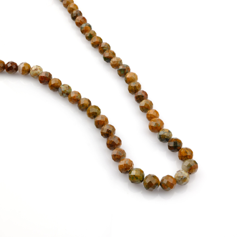 Kesimli Afrika Turkuaz taşı, doğanın dönüşüm enerjisini yansıtan yeşil-mavi tonlarıyla yenilenme ve içsel denge hissi sağlayan toptan doğal taş dizi.