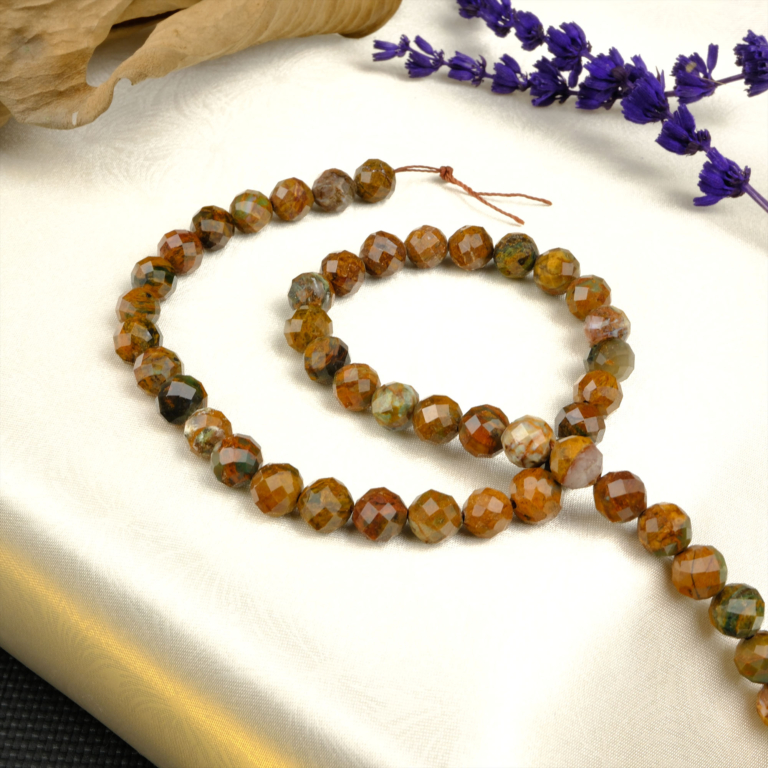 Kesimli Afrika Turkuaz taşı, doğanın dönüşüm enerjisini yansıtan yeşil-mavi tonlarıyla yenilenme ve içsel denge hissi sağlayan toptan doğal taş dizi.