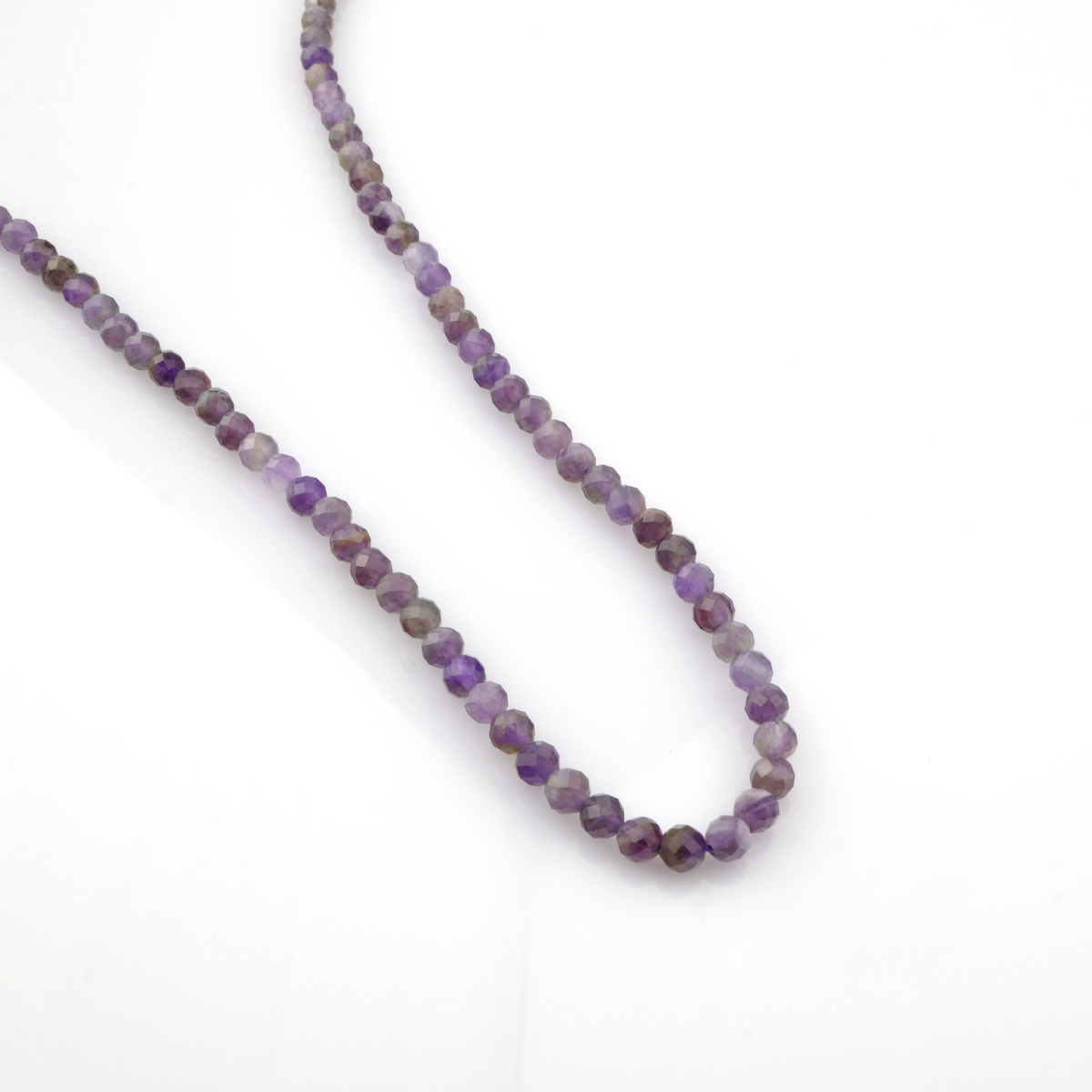 Kesimli Ametist doğal taş dizi 4mm – mor tonlarıyla ruhsal dinginlik sağlayan, zarif formda hazırlanmış toptan doğal taş dizi.