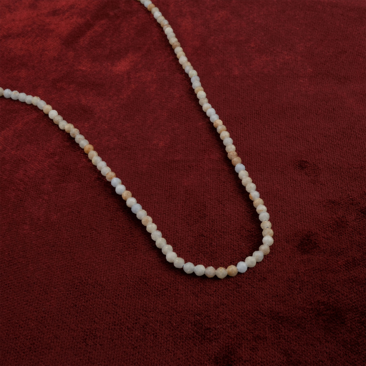 Kesimli Anjelit doğal taş dizi 4mm – açık mavi tonlarıyla huzur, sezgi ve içsel denge sağlayan toptan doğal taş dizi.