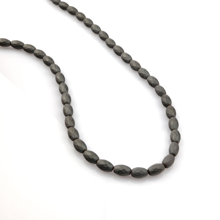 Arpa kesim Hematit taşı, metalik gri parlaklığıyla odaklanma, denge ve koruma enerjisi sağlayan; bileklik, kolye ve tesbih üretiminde kullanılan toptan doğal taş dizi.