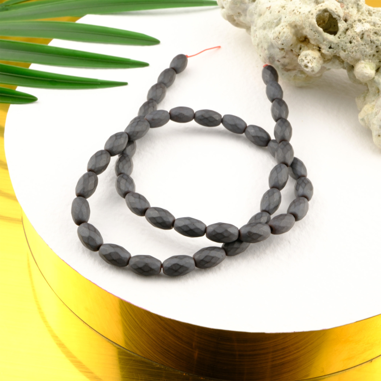 Arpa kesim Hematit taşı, metalik gri parlaklığıyla odaklanma, denge ve koruma enerjisi sağlayan; bileklik, kolye ve tesbih üretiminde kullanılan toptan doğal taş dizi.