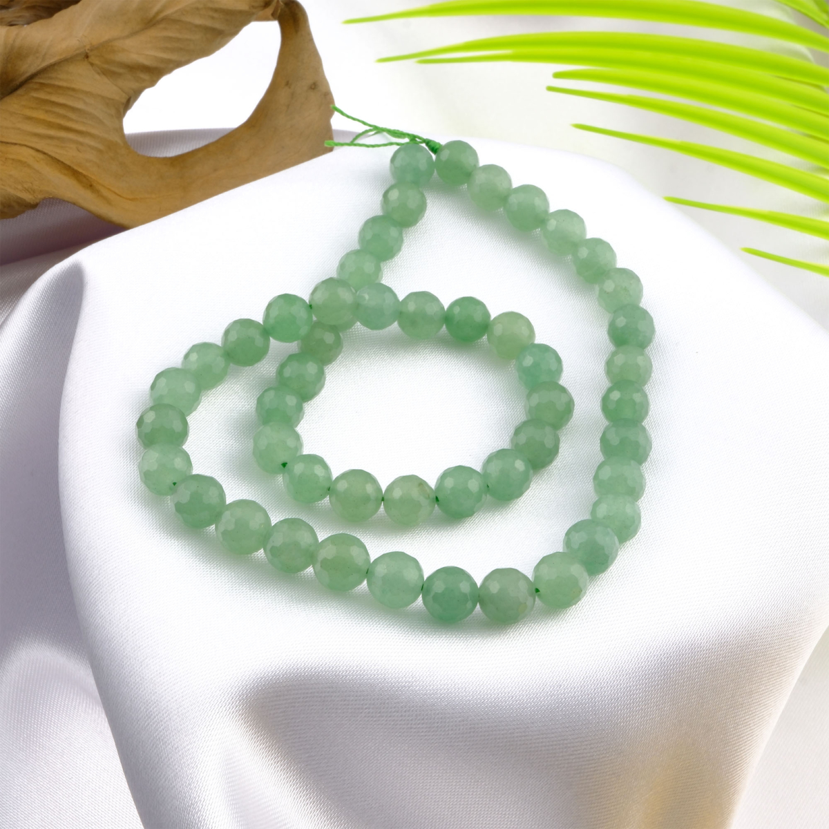 Kesimli Aventurin doğal taş dizi 8mm – yeşilin huzur veren tonlarında parlak kesimli boncuklarla şans, bolluk ve denge enerjisi sunan toptan doğal taş dizi