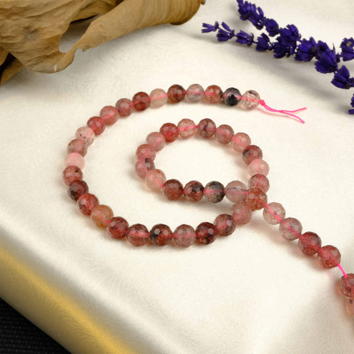Kesimli Çilek Kuvars doğal taş dizi 8mm – pembe ve kırmızımsı tonlarıyla sevgi, tutku ve pozitif enerji yayan toptan doğal taş dizi
