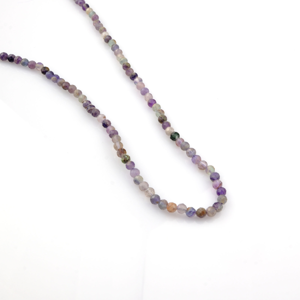 Kesimli Florit doğal taş dizi 4mm – mor, yeşil ve şeffaf tonlarıyla zihinsel berraklık ve denge sağlayan toptan doğal taş dizi.