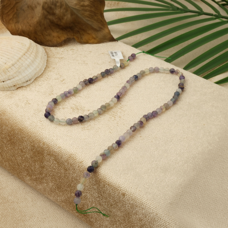 Kesimli Florit doğal taş dizi 4mm – mor, yeşil ve şeffaf tonların zarif uyumuyla zihinsel netlik ve enerji dengeleyen toptan doğal taş dizi.