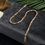 Kesimli Güneş Taşı doğal taş dizi 4mm – turuncu ve altın yansımalarıyla canlılık, özgüven ve neşe enerjisi yayan toptan doğal taş dizi.