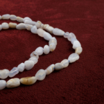 Kalsedon taşı, mavi ve gri tonlarının huzur verici enerjisini taşıyan, sakinlik ve iletişim gücünü destekleyen toptan doğal taş dizi olarak takı tasarımlarında tercih edilir.