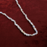 Kalsedon taşı, mavi ve gri tonlarının huzur verici enerjisini taşıyan, sakinlik ve iletişim gücünü destekleyen toptan doğal taş dizi olarak takı tasarımlarında tercih edilir.