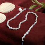 Kalsedon taşı, mavi ve gri tonlarının huzur verici enerjisini taşıyan, sakinlik ve iletişim gücünü destekleyen toptan doğal taş dizi olarak takı tasarımlarında tercih edilir.