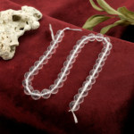 Kesimli Kristal Kuvars 10mm toptan doğal taş dizi – yüksek şeffaflıkta, ışığı mükemmel yansıtan enerji dengeleyici taş; zarif ve güçlü takı tasarımları için ideal bir seçimdir.