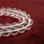 Kesimli Kristal Kuvars 10mm toptan doğal taş dizi – yüksek şeffaflıkta, ışığı mükemmel yansıtan enerji dengeleyici taş; zarif ve güçlü takı tasarımları için ideal bir seçimdir.