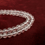 Kesimli Kristal Kuvars taşı, ışığı mükemmel biçimde yansıtan berrak yapısıyla enerjiyi dengeleyen, meditasyon ve takı çalışmalarında tercih edilen toptan doğal taş dizi.