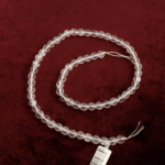 Kesimli Kristal Kuvars taşı, ışığı mükemmel biçimde yansıtan berrak yapısıyla enerjiyi dengeleyen, meditasyon ve takı çalışmalarında tercih edilen toptan doğal taş dizi.