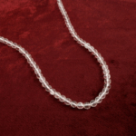 Kesimli Kristal Kuvars taşı, ışığı mükemmel biçimde yansıtan berrak yapısıyla enerjiyi dengeleyen, meditasyon ve takı çalışmalarında tercih edilen toptan doğal taş dizi.