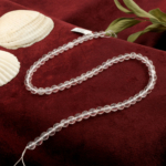 Kesimli Kristal Kuvars taşı, ışığı mükemmel biçimde yansıtan berrak yapısıyla enerjiyi dengeleyen, meditasyon ve takı çalışmalarında tercih edilen toptan doğal taş dizi.