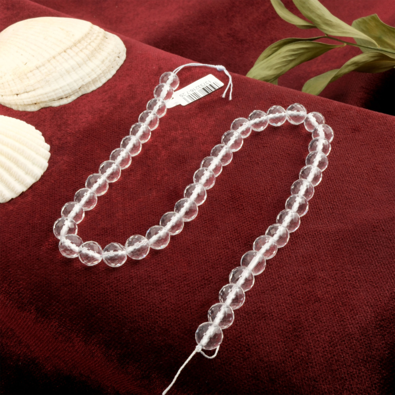 Kesimli Kristal Kuvars 8mm toptan doğal taş dizi – şeffaf yapısıyla enerji dengeleme ve arınma sağlayan taş; kesimli formu sayesinde ışığı mükemmel şekilde yansıtır, zarif takı tasarımları için idealdir.