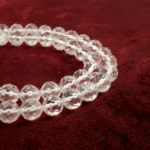 Kristal kuvars taşı, berrak ve parlak yapısıyla enerjiyi dengeleyen, arındırıcı gücüyle bilinen toptan doğal taş dizi olarak takı tasarımlarında ve enerji çalışmalarında sıkça kullanılır.