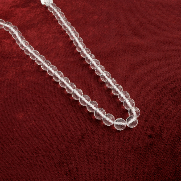 Kesimli Kristal Kuvars 8mm toptan doğal taş dizi – şeffaf yapısıyla enerji dengeleme ve arınma sağlayan taş; kesimli formu sayesinde ışığı mükemmel şekilde yansıtır, zarif takı tasarımları için idealdir.