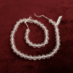 Kristal kuvars taşı, berrak ve parlak yapısıyla enerjiyi dengeleyen, arındırıcı gücüyle bilinen toptan doğal taş dizi olarak takı tasarımlarında ve enerji çalışmalarında sıkça kullanılır.