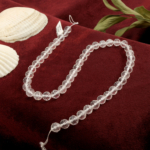 Kristal kuvars taşı, berrak ve parlak yapısıyla enerjiyi dengeleyen, arındırıcı gücüyle bilinen toptan doğal taş dizi olarak takı tasarımlarında ve enerji çalışmalarında sıkça kullanılır.