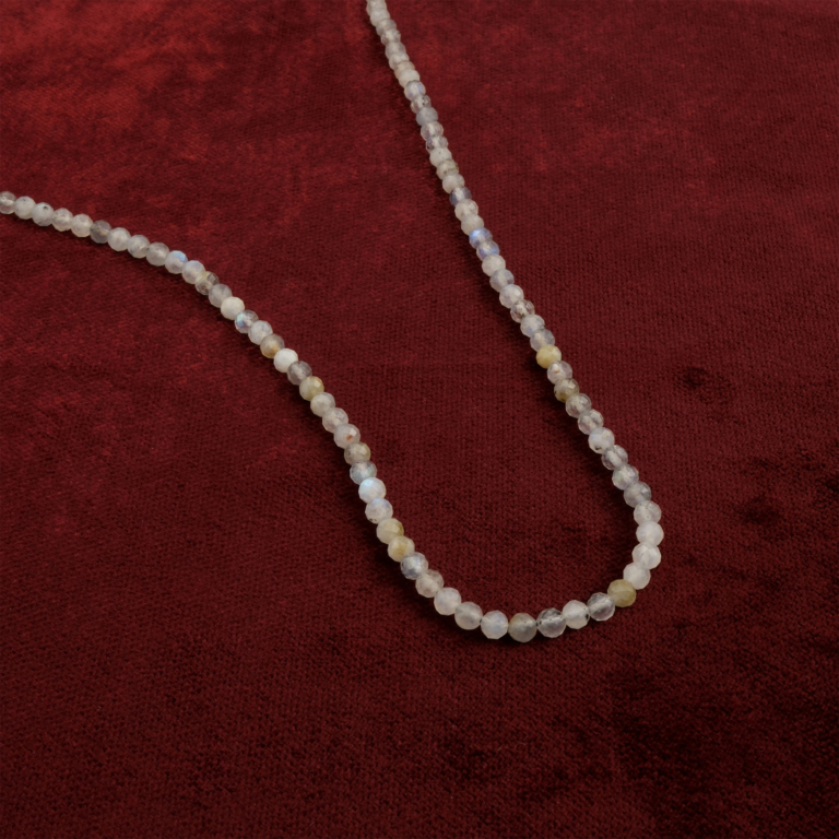 Kesimli Labradorit doğal taş dizi 4mm – gri zeminde mavi ve yeşil yansımalarıyla sezgiyi güçlendiren, ruhsal denge sağlayan toptan doğal taş dizi.