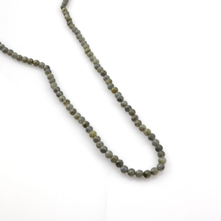 Kesimli Labradorit doğal taş dizi 4mm – gri tonları içinde mavi ışıltılarla sezgiyi güçlendiren, enerjik yapısıyla dikkat çeken toptan doğal taş dizi.