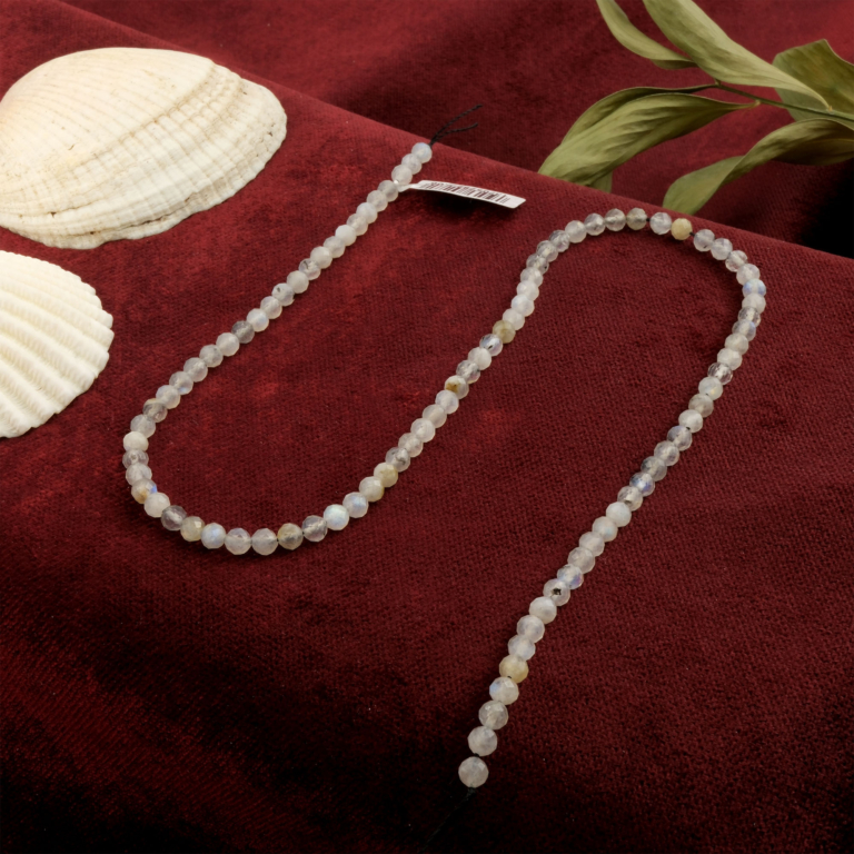 Kesimli Labradorit doğal taş dizi 4mm – gri zeminde mavi ve yeşil yansımalarıyla sezgiyi güçlendiren, ruhsal denge sağlayan toptan doğal taş dizi.