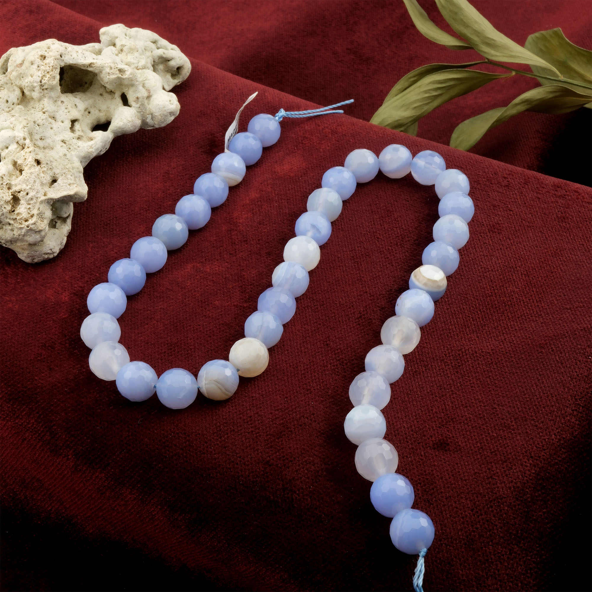 Kesimli Madagaskar Akik toptan doğal taş dizi 10mm – doğal tonlarıyla topraklanma, denge ve iç huzur enerjisi yayan güçlü taş.