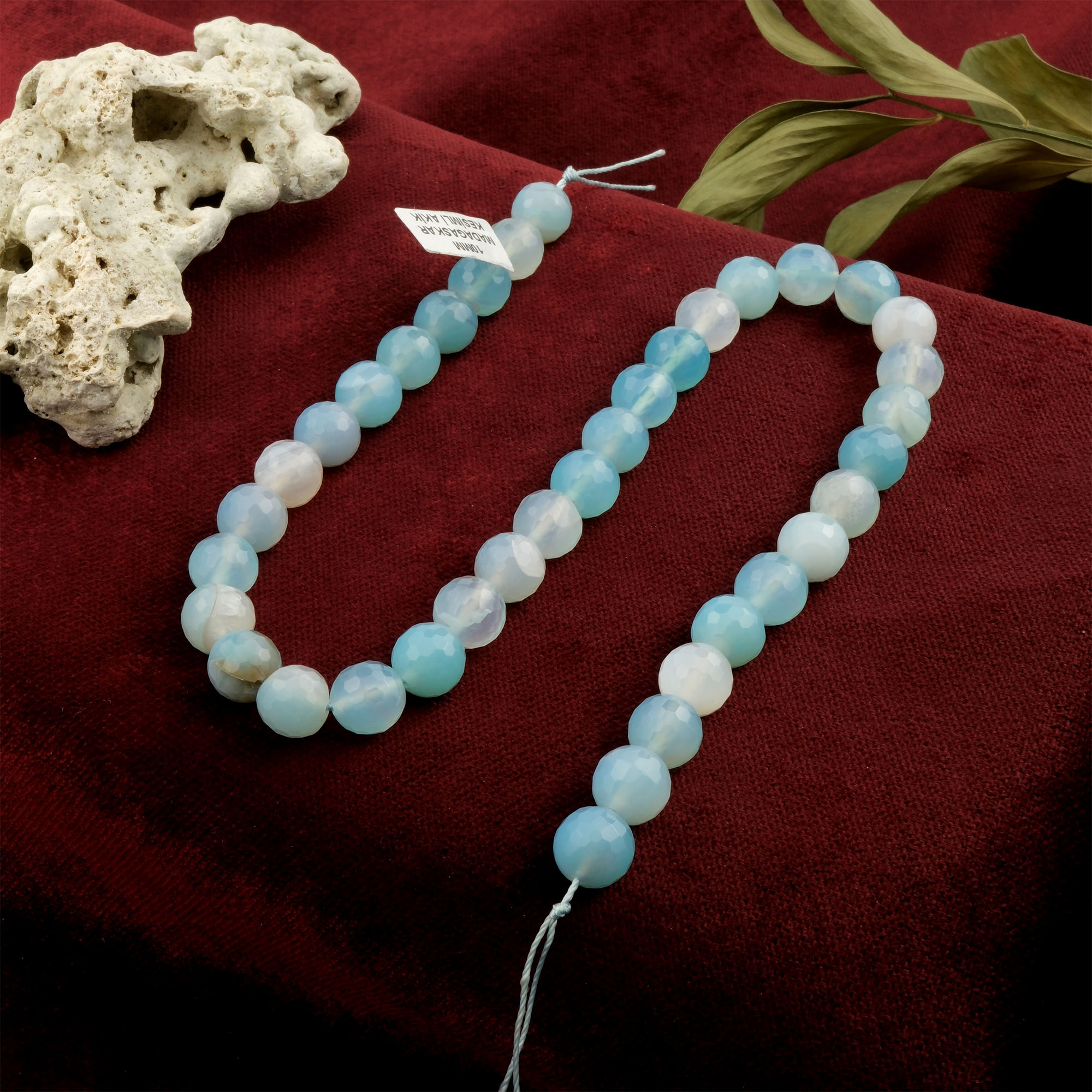 Kesimli Madagaskar Akik toptan doğal taş dizi 10mm – toprak tonlarıyla koruma, denge ve huzur enerjisi sağlayan doğal taş modeli.