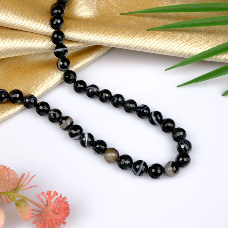 Kesimli Madagaskar Siyah Akik toptan doğal taş dizi 10mm – güçlü koruma, denge ve odaklanma enerjisi sunan şık doğal taş modeli.