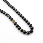 Kesimli Madagaskar Siyah Akik toptan doğal taş dizi 10mm – güçlü koruma, denge ve odaklanma enerjisi sunan şık doğal taş modeli.