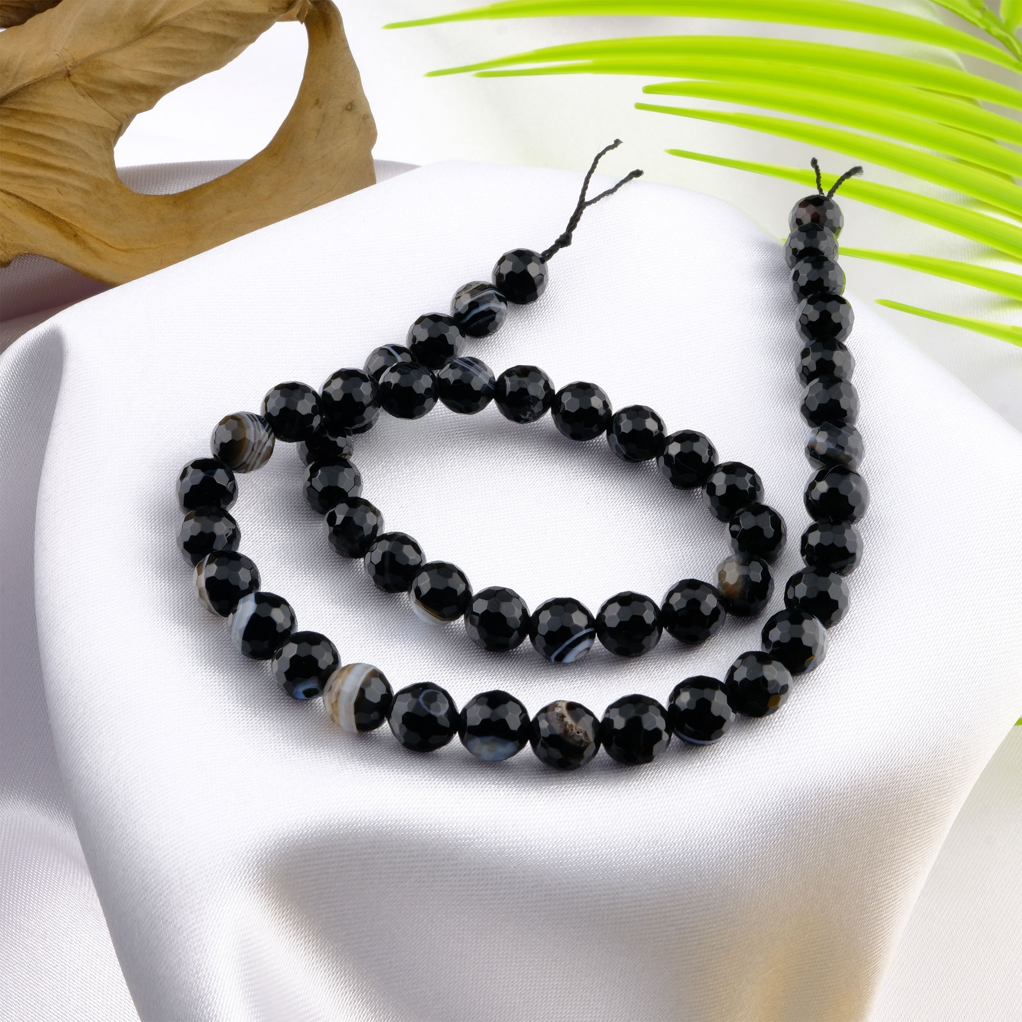 Kesimli Madagaskar Siyah Akik toptan doğal taş dizi 8mm – parlak siyah tonlarıyla koruma, güç ve denge enerjisi sunan doğal taş.
