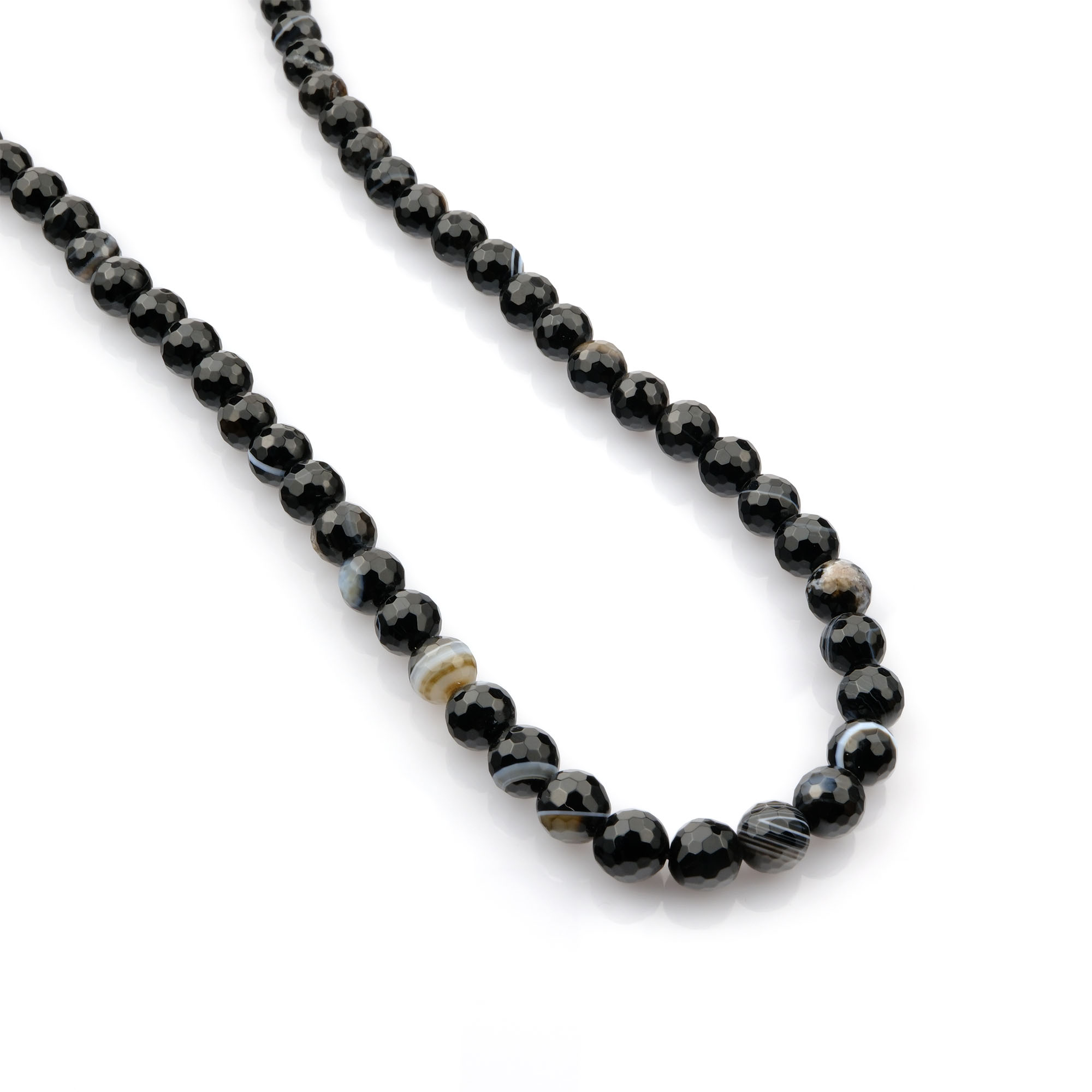 Kesimli Madagaskar Siyah Akik toptan doğal taş dizi 8mm – parlak siyah tonlarıyla koruma, güç ve denge enerjisi sunan doğal taş.