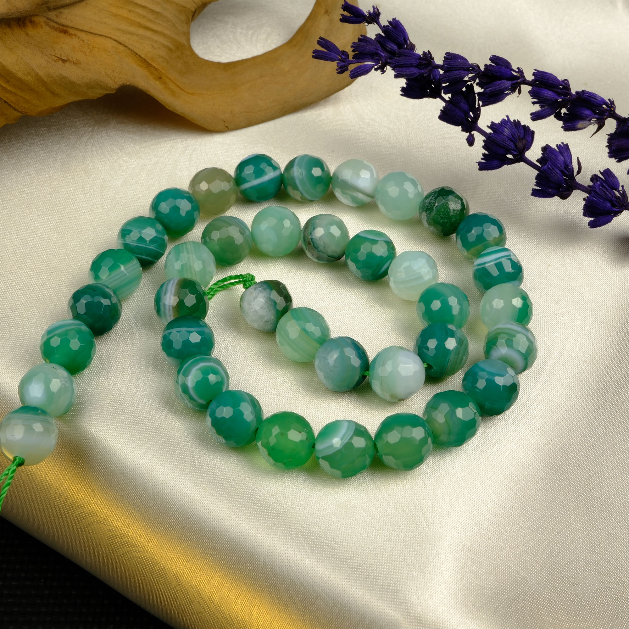 Kesimli Madagaskar Yeşil Akik toptan doğal taş dizi 10mm – canlı yeşil tonlarıyla bolluk, huzur ve denge enerjisi sunan doğal taş.