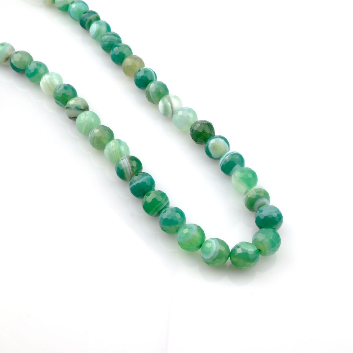 Kesimli Madagaskar Yeşil Akik toptan doğal taş dizi 10mm – canlı yeşil tonlarıyla bolluk, huzur ve denge enerjisi sunan doğal taş.