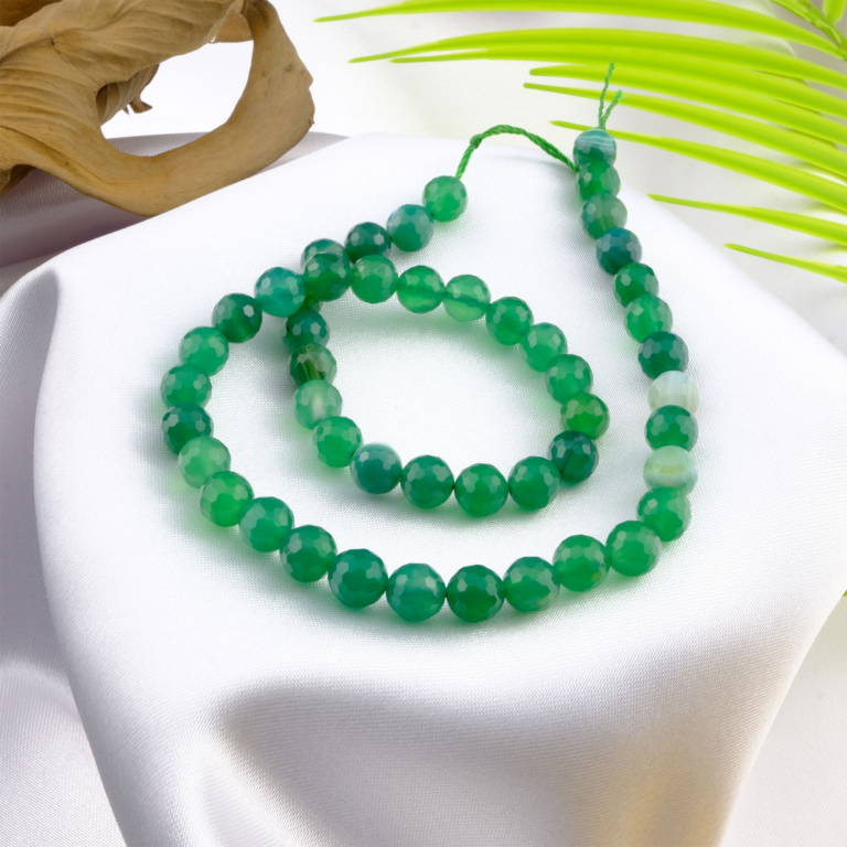 Kesimli Madagaskar Yeşil Akik toptan doğal taş dizi 8mm – parlak yeşil tonlarıyla bolluk, huzur ve denge enerjisi sunan doğal taş.