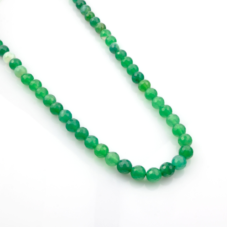 Kesimli Madagaskar Yeşil Akik toptan doğal taş dizi 8mm – parlak yeşil tonlarıyla bolluk, huzur ve denge enerjisi sunan doğal taş.